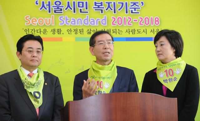 2011년 10월 20일 서울시장 보궐선거에 야권 단일후보로 출마한 박원순(가운데) 무소속 후보가 안국동 선거캠프에서 '서울시민복지기준(Seoul Standard)'을 발표하고 있다. 신상순 선임기자