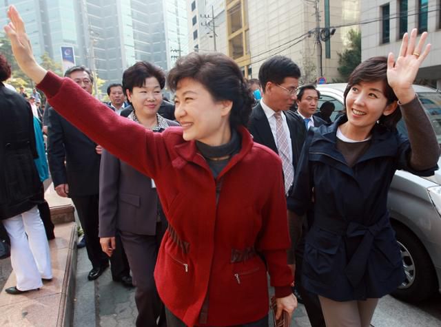 2011년 10월 13일 나경원(오른쪽) 한나라당 서울시장 후보와 박근혜(왼쪽) 한나라당 전 대표가 10·26 재보궐선거 공식선거운동이 시작된 이날 오전 서울 구로구 관악고용센터를 방문한 뒤 시민들에게 지지를 호소하며 손을 흔들어 보이고 있다. 한국일보 자료사진