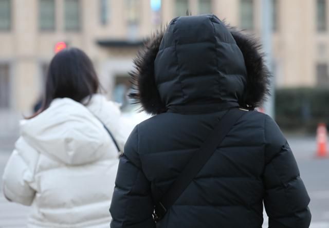절기상 입춘인 3일 오전 서울 최저기온이 영하 9도까지 내려갔다. 서울 광화문 네거리에서 직장인들이 두꺼운 방한복을 입고 움츠린 모습으로 출근하고 있다. 연합뉴스