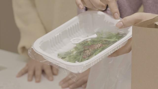 곱창과 함께 배달된 부추는 비닐 밀봉이 된 플라스틱 통에 담겨왔다. 플라스틱에 붙은 비닐은 힘을 주어도 쉽게 떼어지지 않는다. 용기 자체는 단일 재질로 재활용이 가능했지만, 비닐 밀봉 탓에 결국 일반쓰레기가 됐다. 비닐 위에 붙은 플라스틱 칼 역시 크기가 작아 재활용 선별과정에서 빠질 것으로 보인다. 현유리 PD