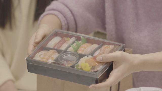 스티로폼은 재활용이 가능한 재질이다. 하지만 사진 속 초밥용기처럼 색깔이 있는 경우 오히려 재활용 품질을 저하시키기 때문에 선별장에서 걸러진다 . 현유리 PD