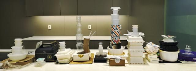 지난 9일 서울 마포구 K아트스튜디오에서 배달음식을 주문해 일회용품이 얼마나 사용되는지 확인해봤다. 왼쪽에서 6번째 가장 높이쌓인 것은 중국음식이다. 2인분 배달에 무려 15개의 일회용품이 사용됐으며, 이 중 플라스틱은 8개나 된다. 배달음식 평균 9.7개의 일회용 쓰레기와 6.2개의 플라스틱 폐기물이 나왔다. 왼쪽부터 돈까스, 치킨, 곱창, 후식(팬케이크와 커피), 초밥, 중식(탕수육과 면), 족발, 분식(떡볶이와 튀김), 한식(김치찌개와 불고기), 피자. 현유리 PD