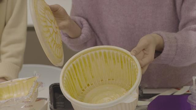 김치찌개를 담았던 플라스틱 용기는 세제를 사용해 수차례 닦았지만 붉은 국물과 기름기가 지워지지 않았다. 현유리 PD