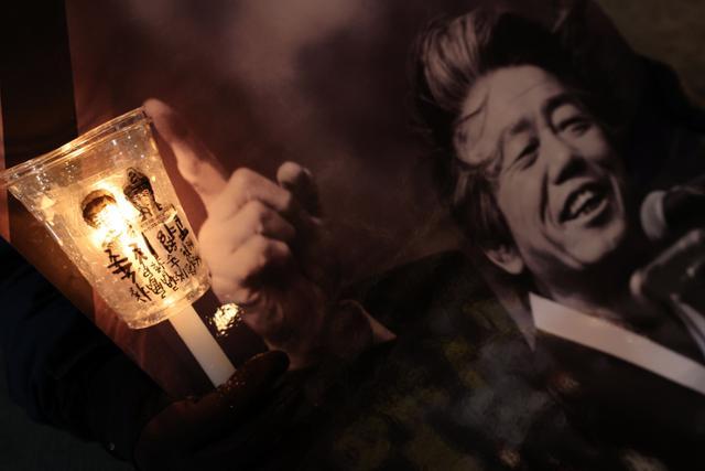 17일 오후 서울 종로구 서울대병원 장례식장에 마련된 고 백기완 통일문제연구소장 빈소 앞 마당에서 백기완 선생 추모문화제가 진행되고 있다. 연합뉴스