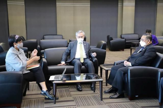 레트노 마르수디(왼쪽) 인도네시아 외교장관이 24일 태국 방콕에서 운나 마웅 르윈(오른쪽) 미얀마 군정 외교장관, 돈 쁘라뭇위나이 태국 외교장관과 회담하고 있다. 방콕=로이터 연합뉴스