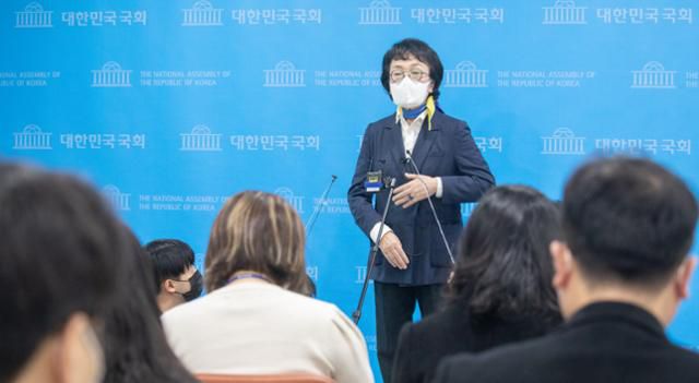 열린민주당 국회의원이자 서울시장 예비후보인 김진애 의원이 2일 국회 소통관에서 서울시장 후보 단일화 관련 기자회견을 마친 뒤 취재진의 질문에 답변하고 있다. 김 후보는 더불어민주당과 열린민주당이 함께 승리하는 단일화를 성사시키기 위해 국회의원직을 사퇴한다고 밝혔다. 연합뉴스