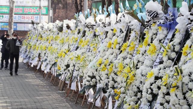 양부모 학대로 숨진 정인이 사건 3차 공판이 열린 3일 오전 서울 양천구 남부지법 앞에 정인이를 추모하는 화환이 놓여져 있다. 뉴스1