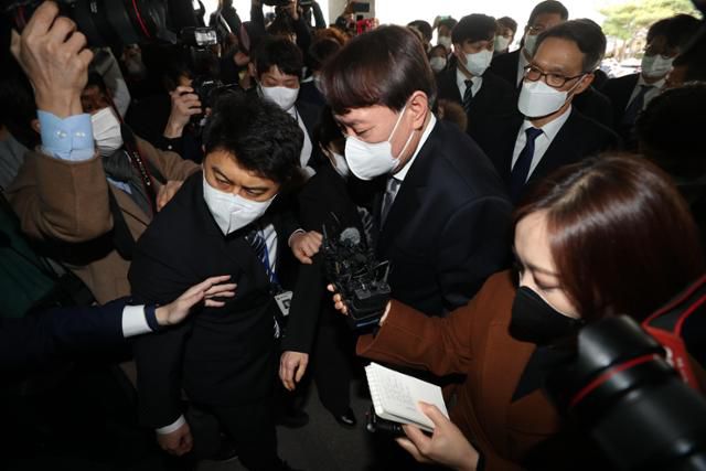 윤석열 검찰총장이 3일 직원과의 간담회를 위해 대구고검과 지검을 방문한 가운데 윤 총장이 직원들과 이동하고 있다. 연합뉴스