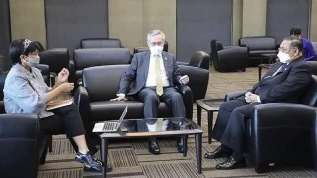 레트노 마르수디(왼쪽) 인도네시아 외교장관이 지난달 24일 태국 방콕에서 운나 마웅 르윈(오른쪽) 미얀마 군정 외교장관, 돈 쁘라뭇위나이 태국 외교장관과 회담하고 있다. 방콕=로이터 연합뉴스