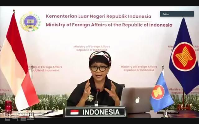 레트노 마르수디 인도네시아 외교장관이 2일 밤 미얀마 사태에 대해 화상 브리핑을 하고 있다. 자카르타=고찬유 특파원