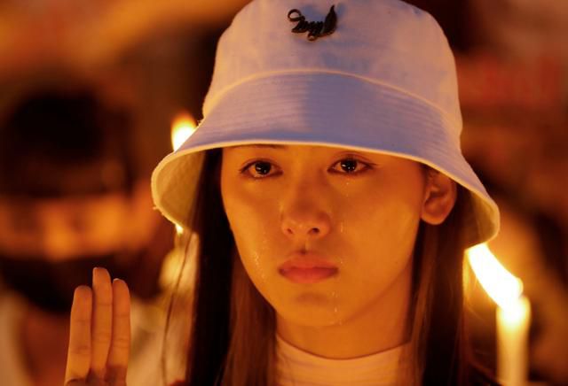 지난달 20일 밤 미얀마 양곤 미국 대사관 앞에서 열린 촛불 집회에 참석한 여성이 눈물을 흘리고 있다. 양곤=EPA 연합뉴스