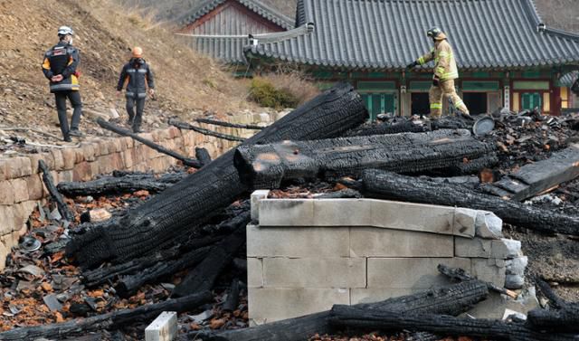 천년의 역사를 간직한 전북 정읍 내장사의 대웅전이 지난 5일 한 승려의 방화로 전소된 가운데 6일 정읍 내장사 대웅전에서 소방 관계자들이 현장 감식을 하고 있다. 뉴스1