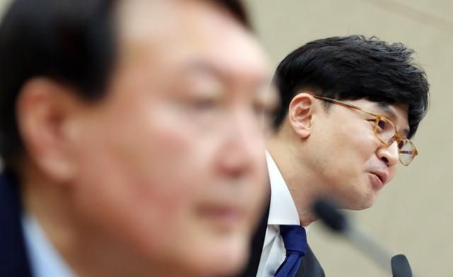 지난 2019년 10월 17일 대검에서 열린 국회 법제사법위원회의 국정감사에서 당시 한동훈 반부패·강력부장이 의원 질의에 답하는 모습. 왼쪽은 윤석열 검찰총장. 연합뉴스