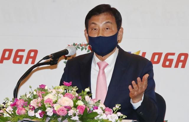 KLPGA 제14대 회장으로 취임한 김정태 하나금융그룹 회장이 11일 서울 강남구 그랜드인터컨티넨탈서울파르나스 호텔에서 열린 취임 기자회견에서 취재진 질문에 답하고 있다. 연합뉴스