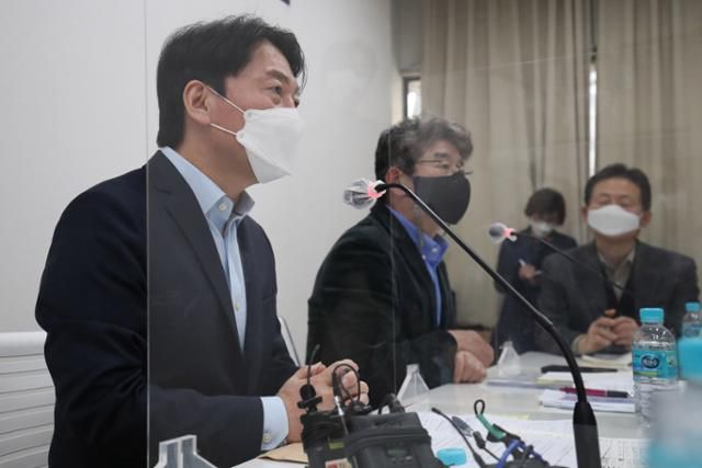 안철수(왼쪽) 국민의당 서울시장 후보가 11일 오후 서울 마포구 현대빌딩에서 열린 마포포럼에서 인사말을 하고 있다. 뉴시스