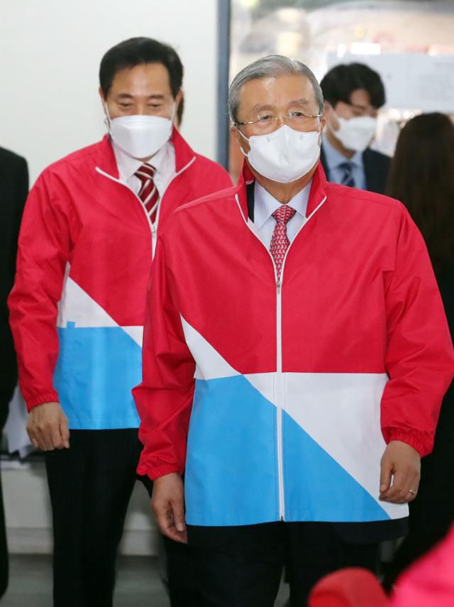 국민의힘 김종인 중앙선거대책위원장, 오세훈 서울시장 후보가 15일 서울 여의도 중앙당사에서 열린 4.7 재보궐선거 중앙선거대책위원회 서울동행 제1차 회의에 입장하고 있다. 뉴시스