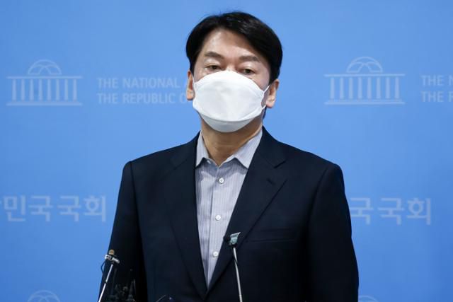 국민의당 안철수 서울시장 후보가 16일 국회에서 야권 서울시장 후보 단일화에 관해 입장을 밝힌 뒤 취재진과 인터뷰하고 있다. 연합뉴스