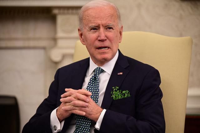 조 바이든 미국 대통령이 17일 워싱턴 백악관 오벌 오피스에서 미홀 마틴 아일랜드 총리와 화상 정상회담을 갖고 있다. 워싱턴=AFP 연합뉴스