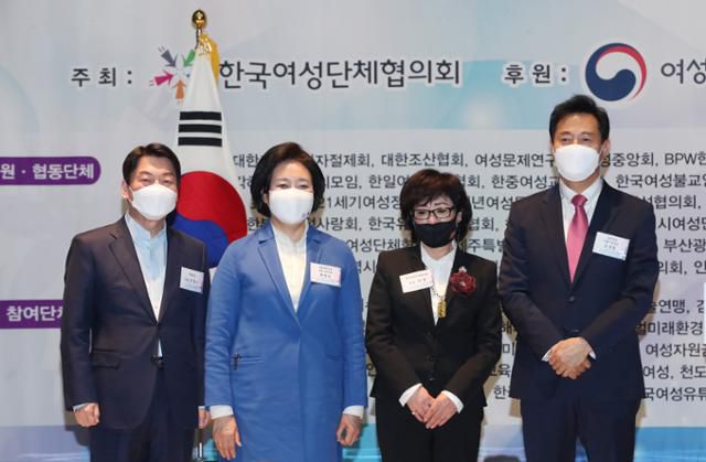 안철수(왼쪽부터) 국민의당 서울시장 후보, 박영선 더불어민주당 서울시장 후보, 허명 한국여성단체협의회장, 오세훈 국민의힘 서울시장 후보가 8일 '제113주년 3·8 세계 여성의 날 기념식'에서 기념 촬영을 하고 있다. 연합뉴스