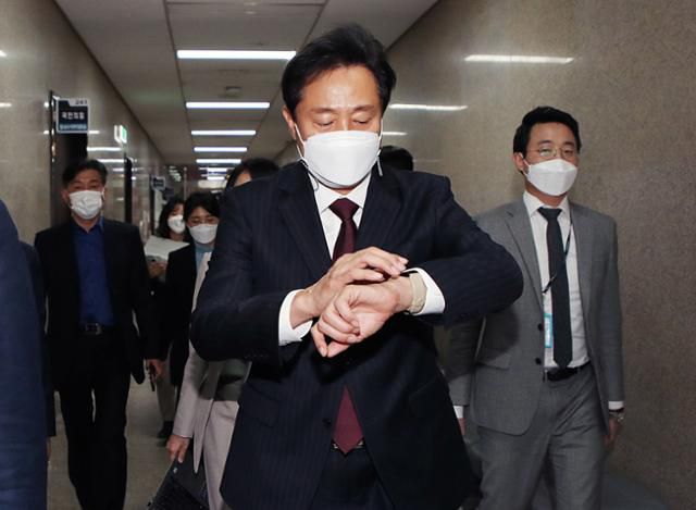 오세훈 국민의힘 서울시장 후보가 19일 오후 국회로 이동해 면담을 하기 위해 정양석 사무총장실로 향하고 있다. 연합뉴스