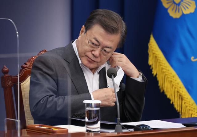 문재인 대통령이 22일 오후 청와대 여민관에서 열린 수석·보좌관회의에 참석하며 마스크를 벗고 있다. 왕태석 선임기자