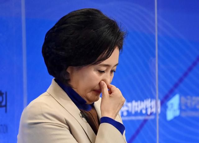 박영선 더불어민주당 서울시장 후보가 23일 서울 목동 방송회관에서 열린 서울시장 후보 초청 토론회에서 생각에 잠겨 있다. 뉴스1