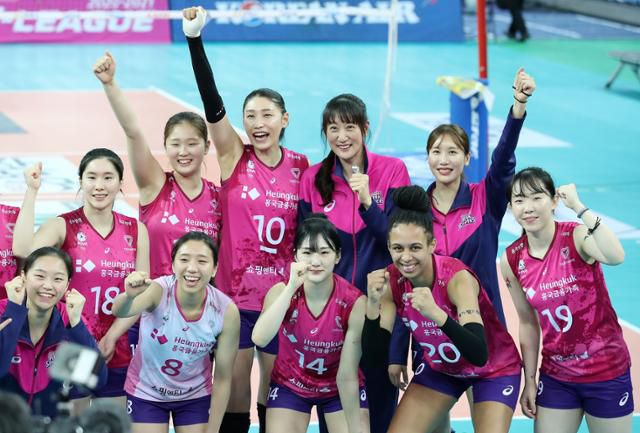 흥국생명 선수들이 24일 인천 계양체육관에서 열린 플레이오프 3차전에서 챔피언결정전 진출에 성공한 뒤 기념촬영을 하고 있다. 뉴스1