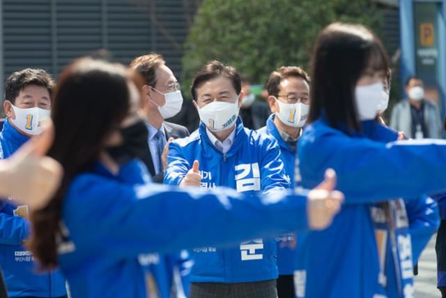 김영춘 부산시장 후보가 선거운동원들의 율동에 맞춰 엄지를 치켜세우며 흥을 돋우고 있다.