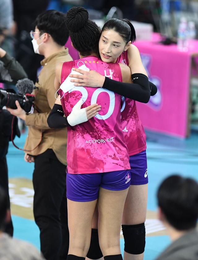 김연경과 브루나가 24인 챔프전 진출을 확정한 뒤 자축하고 있다. KOVO 제공