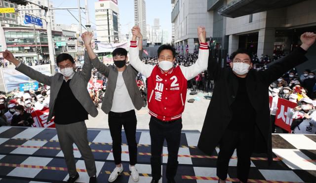 오세훈 국민의힘 서울시장 후보가 지난달 30일 오후 서울 영등포역 앞에서 열린 집중유세에서 청년들과 손을 맞잡고 있다. 뉴시스