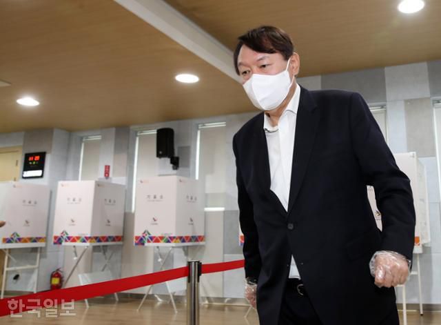 윤석열 전 검찰총장이 2일 오전 서울 서대문구 남가좌1동 주민센터에 차려진 2021 재·보궐선거 사전투표소에 입장하고 있다. 배우한 기자