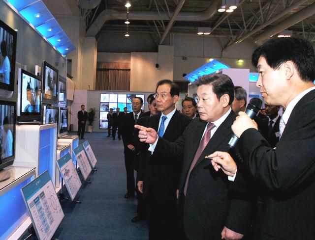 이건희(오른쪽 두번째) 삼성 회장과 이학수(세번째) 삼성 구조조정본부장이 최지성(오른쪽) 삼성전자 사장으로부터 디지털TV의 장·단점에 대한 설명을 듣고 있다. 한국일보 2004년 7월 자료사진