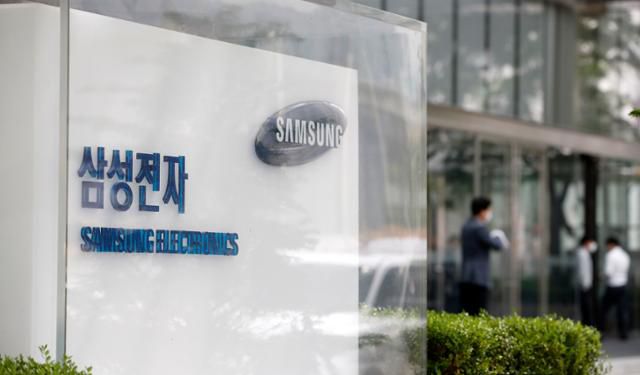 삼성그룹이 고(故) 이건희 삼성전자 회장이 남긴 유산 중 1조 원가량을 감염병 전문병원 설립과 소아암 대응 등 의료계를 위해 환원한다. 아울러 생전 이 회장이 보유하고 있던 이른바 이건희 컬렉션으로 불린 미술품도 2만3,000점을 국가에 기증하기로 했다. 삼성전자는 이 회장 유족들이 사상 최고 수준인 12조 원대의 상속세를 납부하는 동시에 의료 공헌과 미술품 기증 등의 사회 환원을 실천하기로 했다고 28일 밝혔다. 사진은 28일 서울 서초구 삼성전자 사옥. 사진=뉴스1