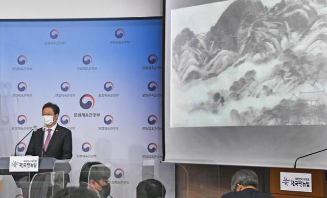 황희 문화체육관광부 장관이 28일 서울 종로구 정부서울청사 별관 브리핑룸에서 고(故) 이건희 삼성전자 회장의 유산인 약 2만3,000점의 문화재와 미술품 기증에 대한 발표를 하고 있다. 황 장관은 오는 6월부터 순차적으로 국내외 전시를 진행하겠다고 밝혔다. 뉴스1