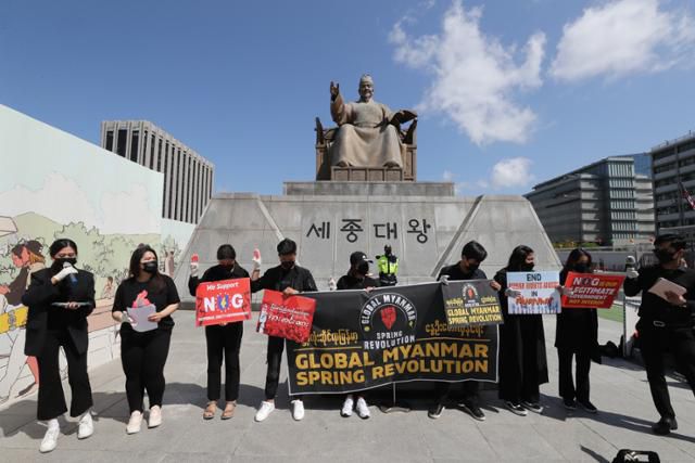 한국 거주 미얀마 이주노동자와 유학생들이 2일 서울시 종로구 광화문광장 세종대왕상 앞에서 미얀마의 독재 타도와 미얀마 민주화를 지지하는 기자회견을 하고 있다. 연합뉴스