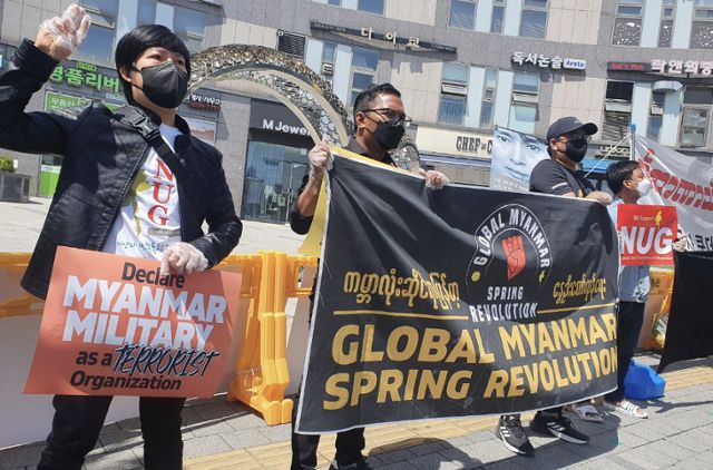 재한 미얀마 청년으로 구성된 시민단체들이 2일 서울 성동구 옥수동 리버젠 상가 앞에서 '미얀마 군부 독재 타도 및 민주주의 지지' 기자회견에서 구호를 외치고 있다. 최은서 기자