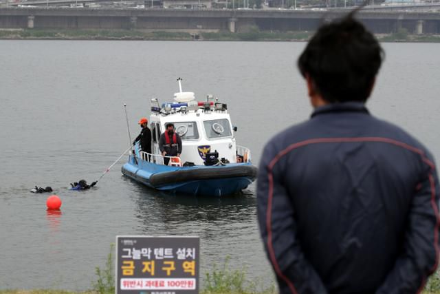 한밤중 서울 반포한강공원에서 잠들었던 대학생 고 손정민씨가 실종된 지 엿새째인 30일 오후 서울 반포한강에서 경찰이 수색작업을 하고 있다 뉴스1