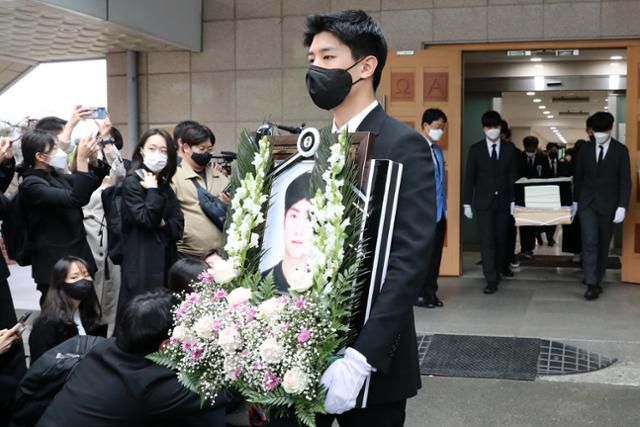 5일 오전 서울 서초구 서울성모병원에서 지난달 25일 새벽 반포 한강 둔치에서 실종된지 6일만에 주검으로 발견된 대학생 고(故) 손정민군의 발인식이 엄수되고 있다. 뉴스1