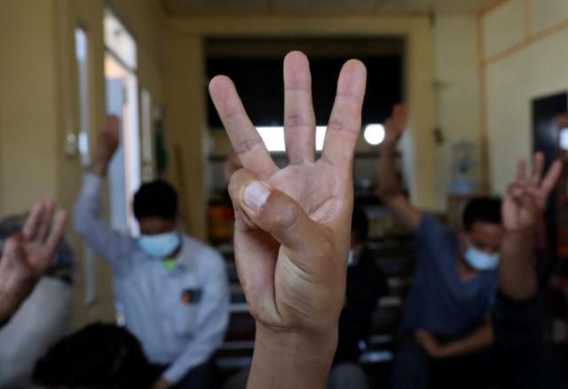 3월 인도 미조람주로 피신한 미얀마 난민들이 동남아시아 민주화 상징인 '세 손가락 경례'를 하고 있다. 미조람=로이터 연합뉴스
