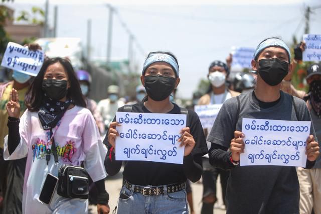 8일 미얀마 만달레이에서 시민들이 아세안은 믿지 않는다. 구금된 인사들을 석방하라는 글이 적힌 팻말을 들고 거리행진을 하고 있다. 만달레이=EPA 연합뉴스