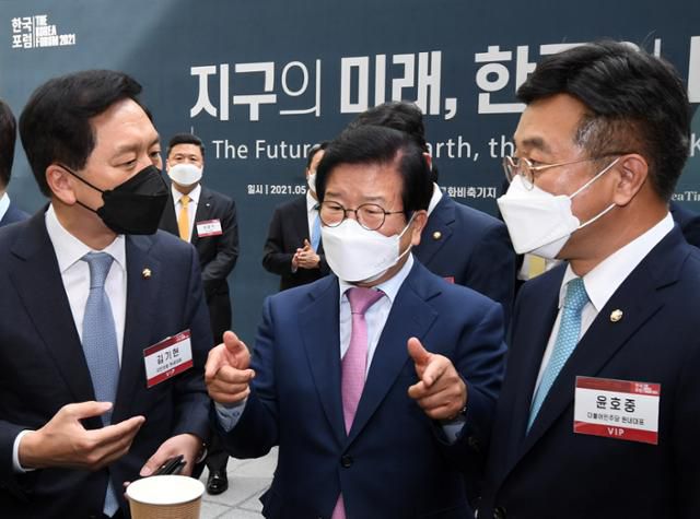 12일 서울 마포구 성산동 문화비축기지에서 열린 한국포럼에서 박병석(가운데) 국회의장과 윤호중(오른쪽) 더불어민주당 원내대표, 김기현 국민의힘 원내대표가 대화를 나누고 있다. 홍인기 기자