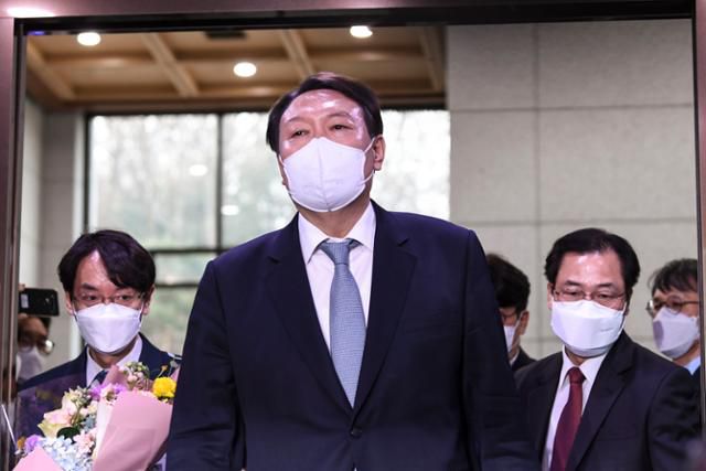 윤석열 검찰총장이 지난 3월 4일 오후 총장으로서 마지막 근무를 마치고 퇴근하고 있다. 이한호 기자