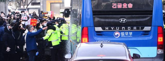 아동학대범죄의처벌등에관한특례법 위반(아동학대치사) 등 혐의로 구속기소 된 ‘정인이 사건’의 양모 장모씨가 1월 13일 오전 서울 남부지방법원에서 첫 공판을 마치고 호송차로 이송되고 있다. 재판내내 법원에서 대기하던 시민들이 호송차를 향해 사형을 외치며 항의하고 있다. 고영권 기자