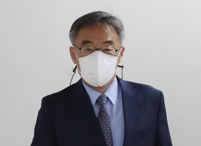 임종헌 전 법원행정처 차장이 지난달 27일 서울중앙지법에서 열린 '사법농단' 관련 1심 91차 공판 출석을 위해 법정으로 향하고 있다. 뉴시스