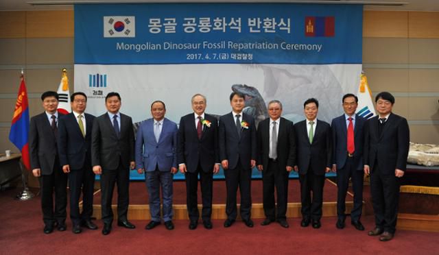 지난 2017년 4월 7일 대검찰청에서 한국과 몽골 양국의 대검 차장검사, 주한 몽골대사 등이 참석한 가운에, 몽골 공룡화석의 반환식이 개최됐다. 권순철 전 대검 국제협력단장 제공
