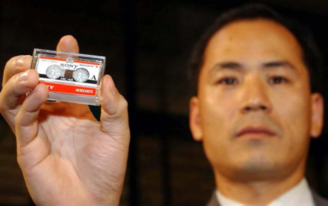 2002년 8월 12일 변호사 사무실 직원이 서울지검에 제출할 김대업씨의 병역 비리 관련 녹음테이프 원본을 들고 있다. 류효진 기자