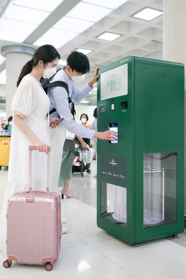 SK텔레콤은 제주 지역 폐플라스틱 쓰레기 발생을 줄이기 위해 인공지능 기반 영상 분석 기술을 적용한 무인 다회용 컵 반납기를 가동한다고 6일 밝혔다. SK텔레콤과 스타벅스는 고객이 다회용 컵을 대여할 수 있도록 앱을 개편하고, 제주 시내 4개 시범매장과 제주공항에 다회용 컵 반납기를 설치했다. SKT 제공