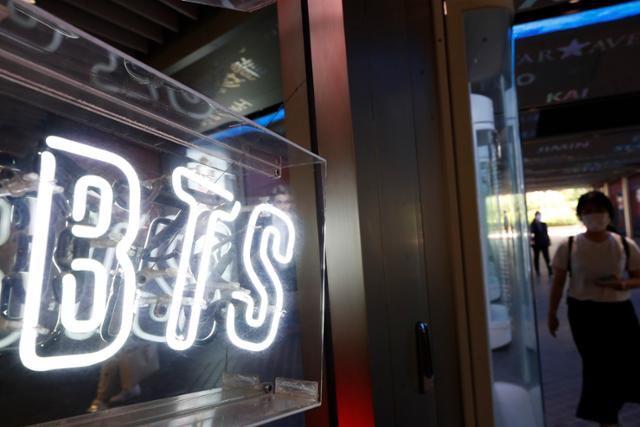 서울 중구 롯데면세점에 마련된 BTS의 광고판 앞을 한 시민이 걸어가며 바라보고 있다. 뉴스1