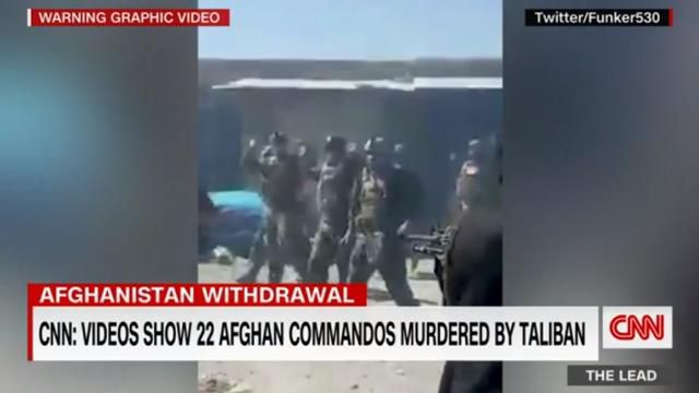 미국 CNN방송이 13일 입수해 보도한 영상. 아프가니스탄 특수부대원들이 손을 들고 '항복'을 외치며 탈레반에 투항하고 있다. 하지만 탈레반은 비무장 상태인 군인들을 거리 한가운데 몰아넣고 집단 총살했다. CNN 화면 캡처