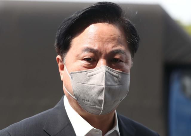 김경수 경남지사 대법원 선고일인 21일 김두관 의원이 경남도청 입구에서 굳은 표정을 짓고 있다. 창원=연합뉴스